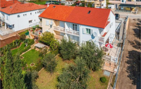 3 Bedroom Nice Apartment In Posedarje